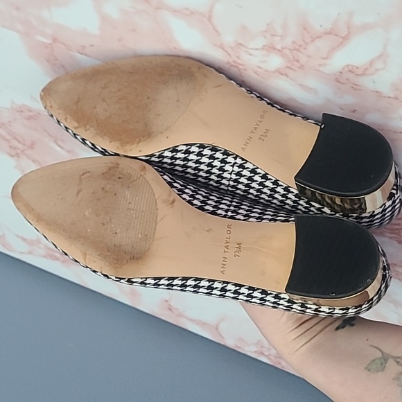 EUC Ann Taylor Black White Chevron Gold Heel Pointed Toe Flat Sz 7.5M - Picture 6 of 7